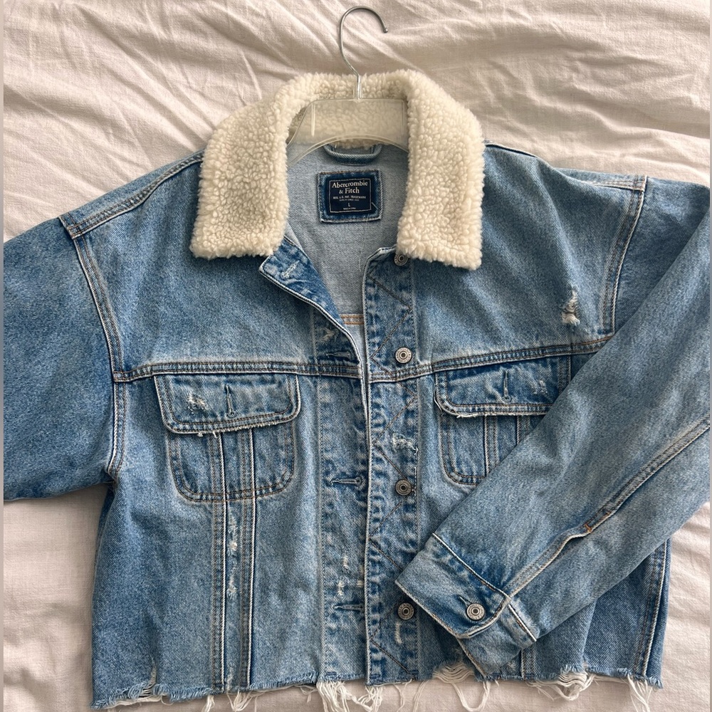 Denim jacket with Sherpa collar. Size M.